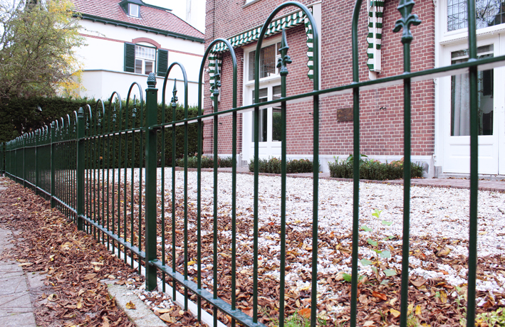 Sierhekwerk met traditionele boog en Franse lelie stijl