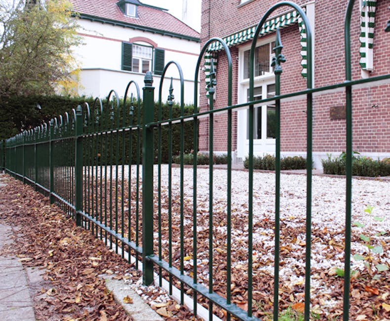 Sierhekwerk met traditionele boog en Franse lelie stijl