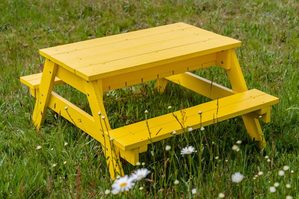 luxe houten kinderpicknicktafel Curaçao geel in grasveld