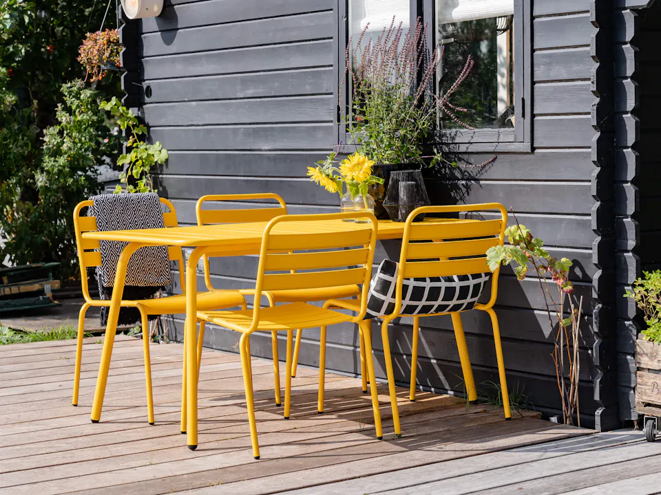 Okergele tuinset Max bij vakantiehuisje