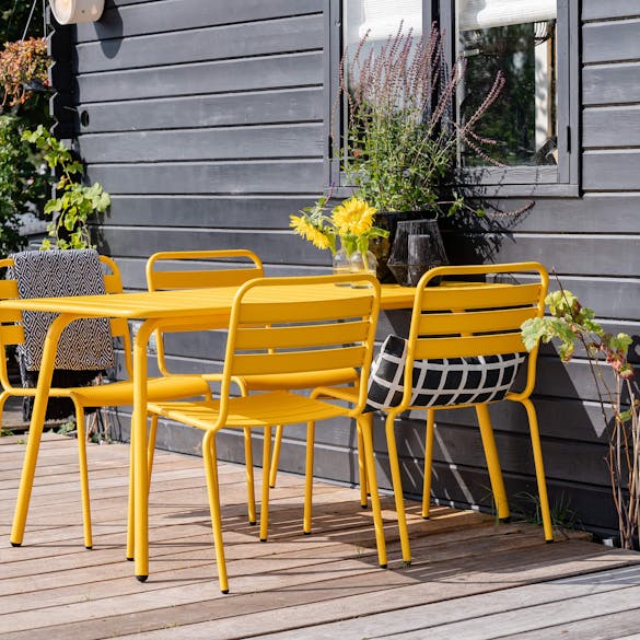 Okergele tuinset bij vakantiehuisje