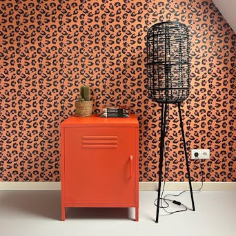 Zartorangefarbener Spind Finn im Schlafzimmer