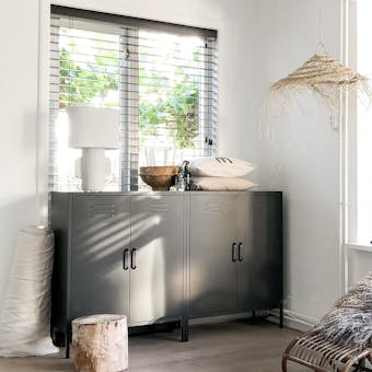 2 zwarte 2-deurs kasten naast elkaar