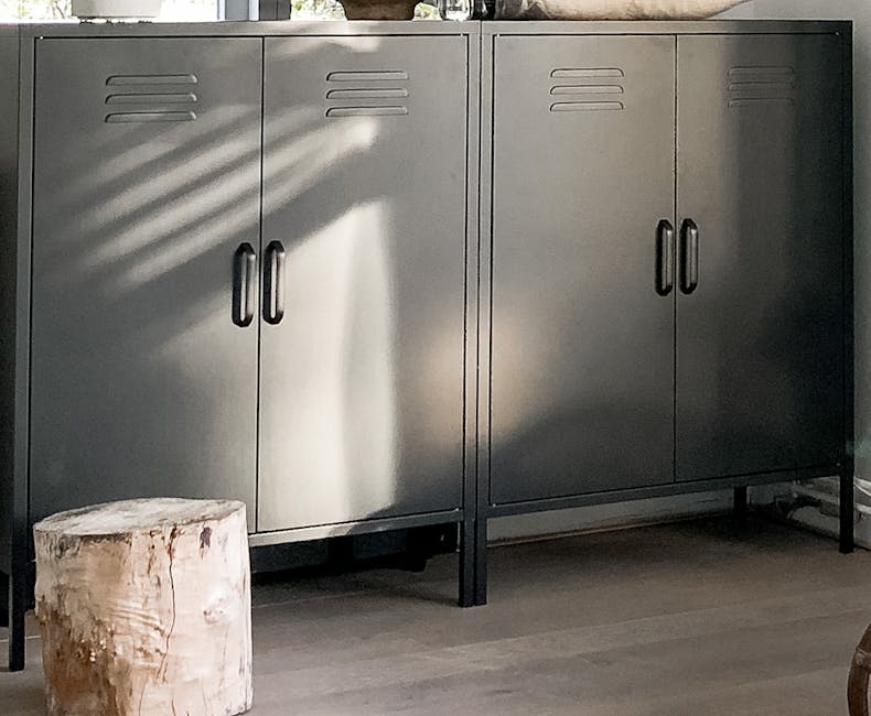 2 schwarze 2-türige Spinde Finn