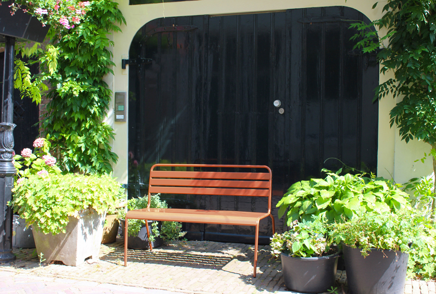 MaximaVida metalen tuinbank Max roestbruin in de zon