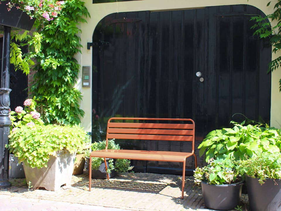 MaximaVida metalen tuinbank Max roestbruin in de zon