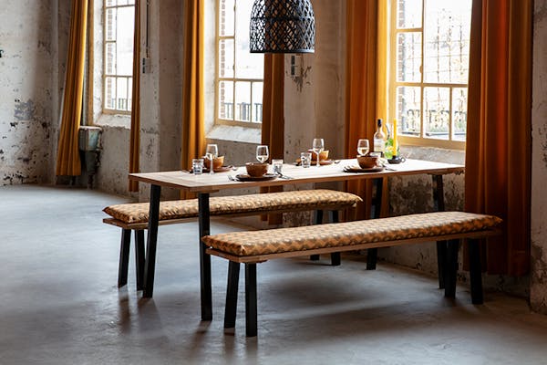 MaximaVida teak houten tafel met zwarte metalen poten klein