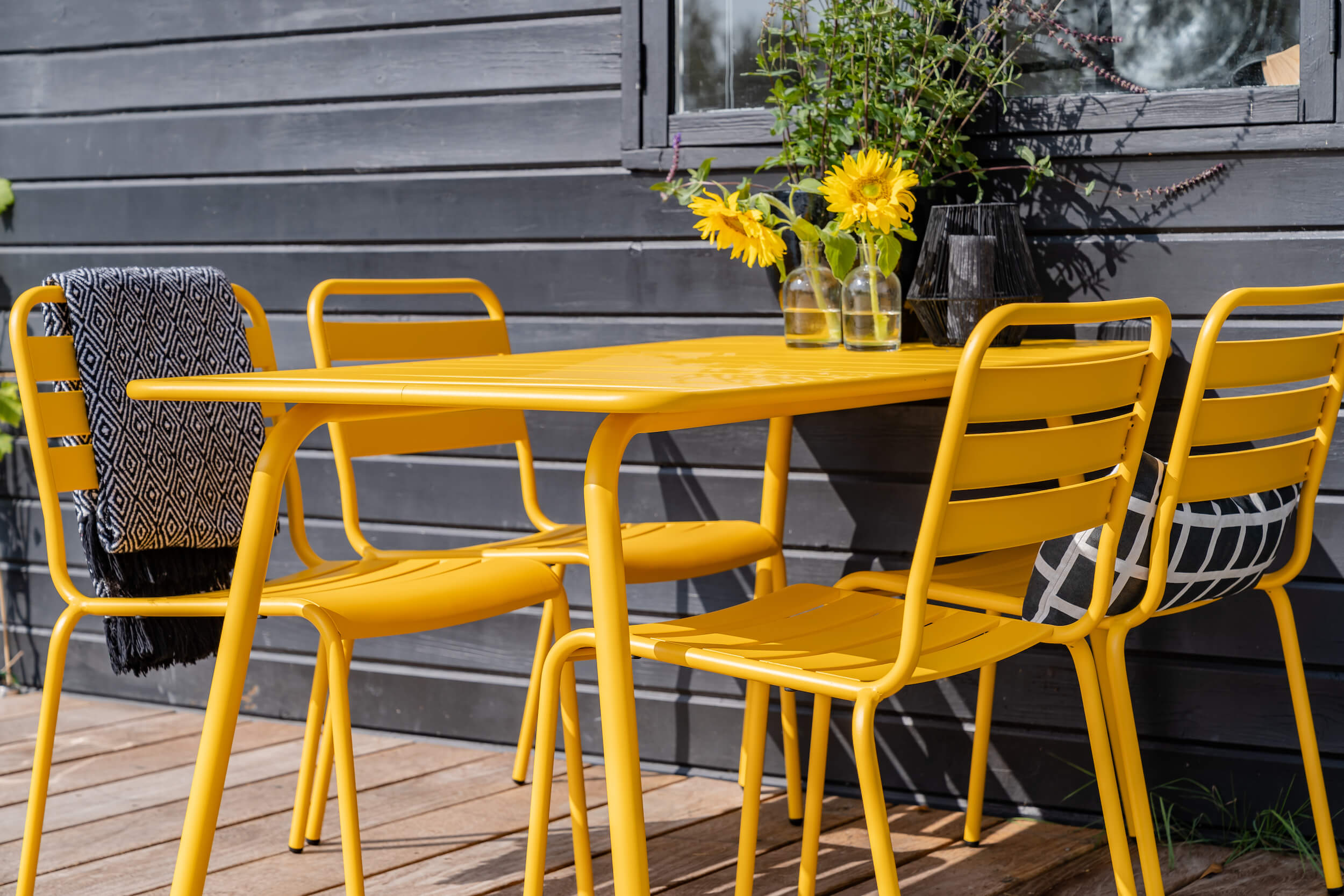 Okergele Max stoelen aan het water