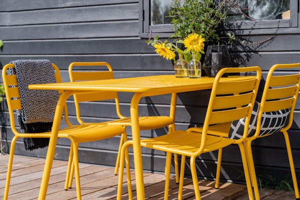 Okergele Max stoelen aan het water