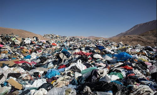 Een grote afval berg met kleding 