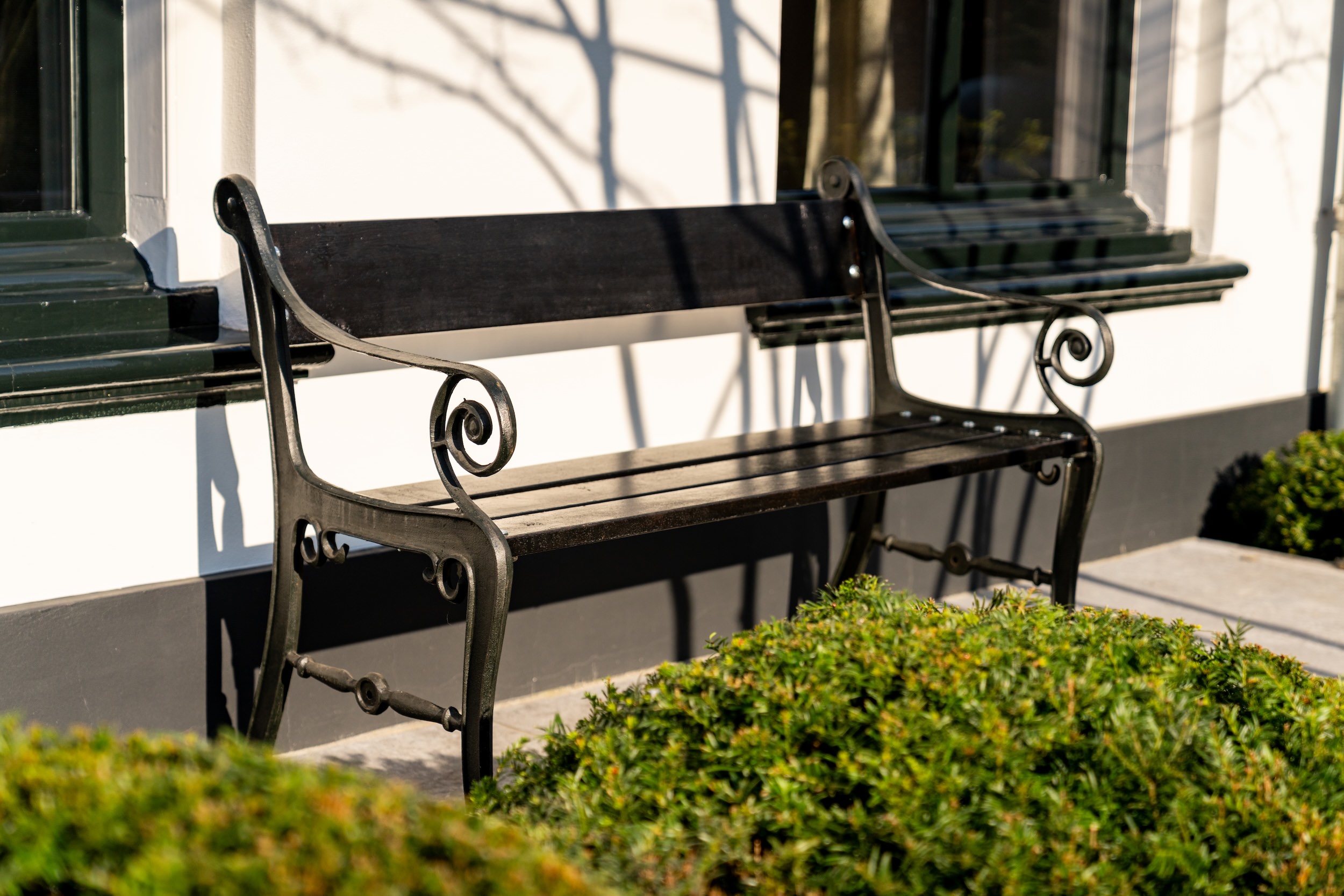 Gusseiserne Gartenbank Prinsengracht vor dem Haus