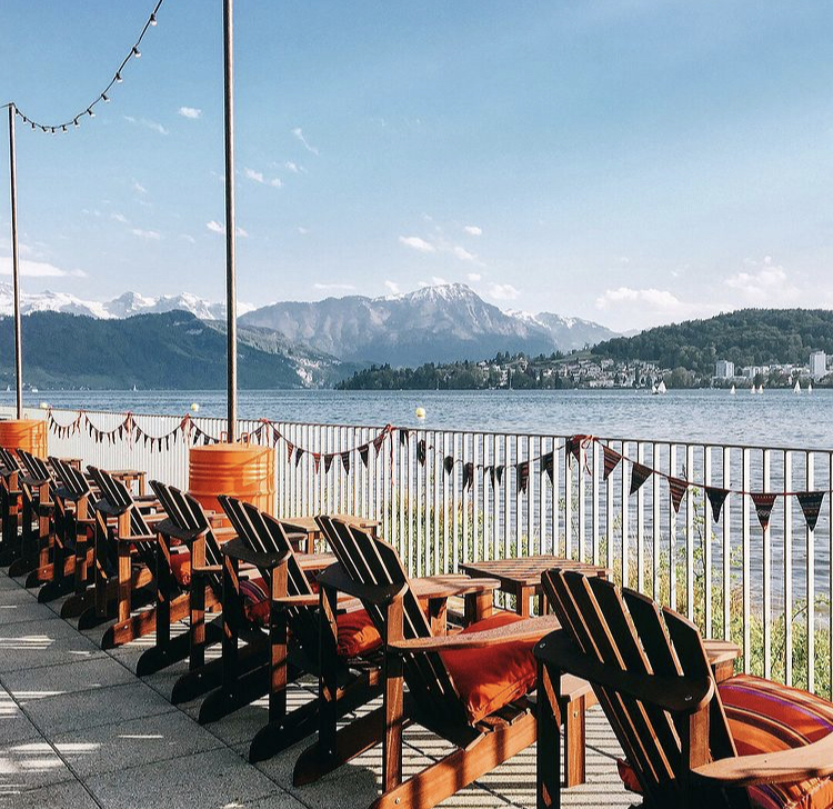 Rij met adirondack stoelen Toronto