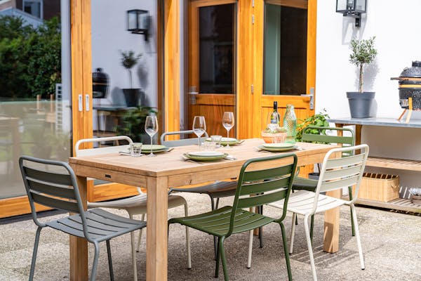 tafel met metalen Max tuinstoel in verschillende kleuren