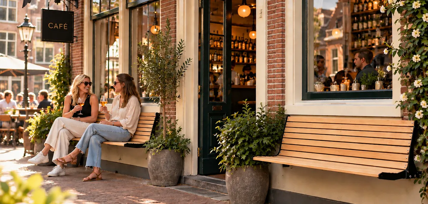 Gevelbank Amsterdam bij koffiebar in stad