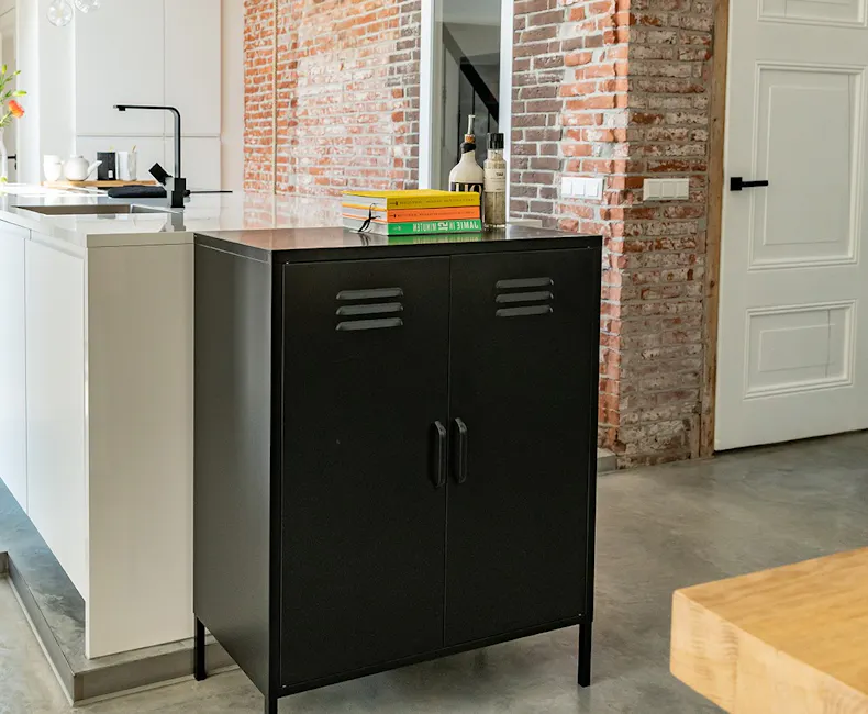 Zwarte lockerkast Finn met 2 deurtjes in de keuken