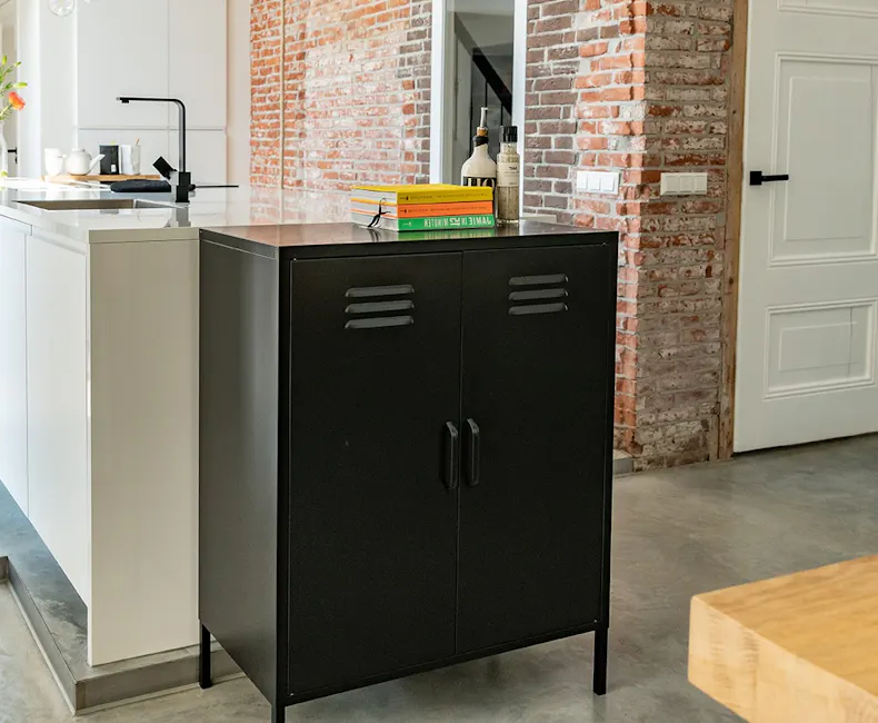 Zwarte lockerkast Finn met 2 deurtjes in de keuken