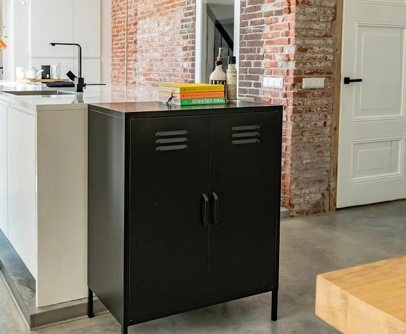 Zwarte lockerkast Finn met 2 deurtjes in de keuken