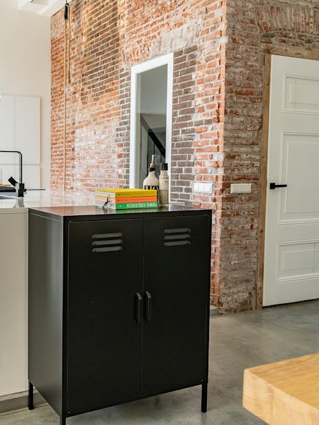 Zwarte lockerkast Finn met 2 deurtjes in de keuken