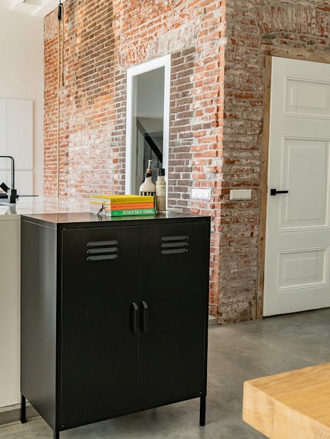 Zwarte lockerkast Finn met 2 deurtjes in de keuken