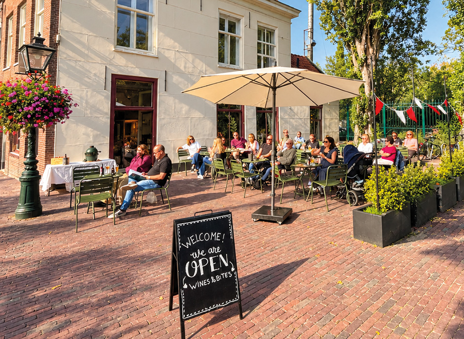 Terrasse mit olivgrünen MaximaVida-Gartenmöbeln