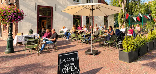 Terrasse mit olivgrünen MaximaVida-Gartenmöbeln