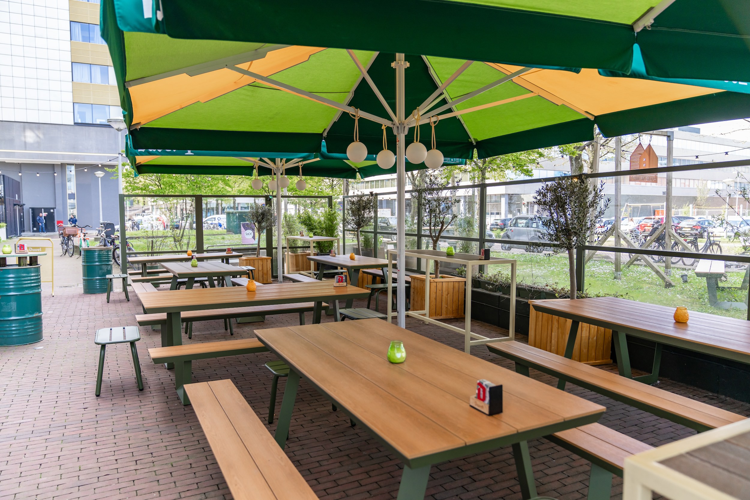 Olivgrüne bermuda auf der terrasse