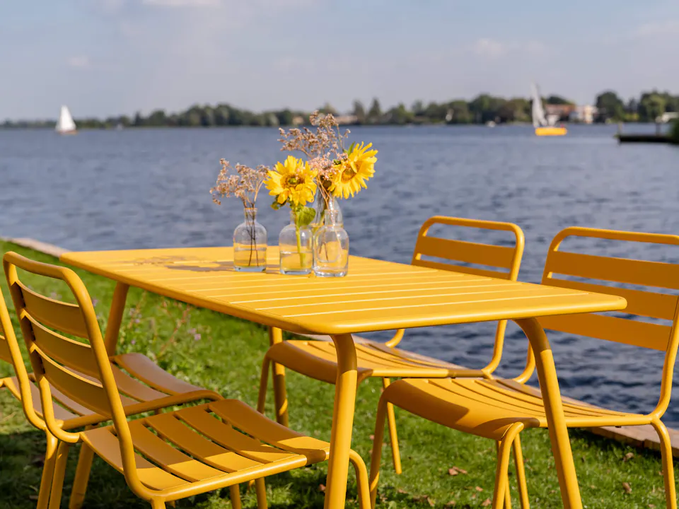 Ochre-yellow Max garden set by the water