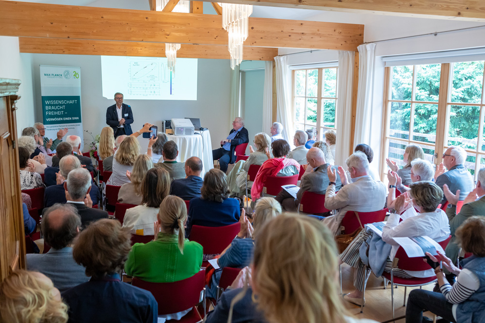 Vorstand Horst Goß begrüßt die Förderfamilie