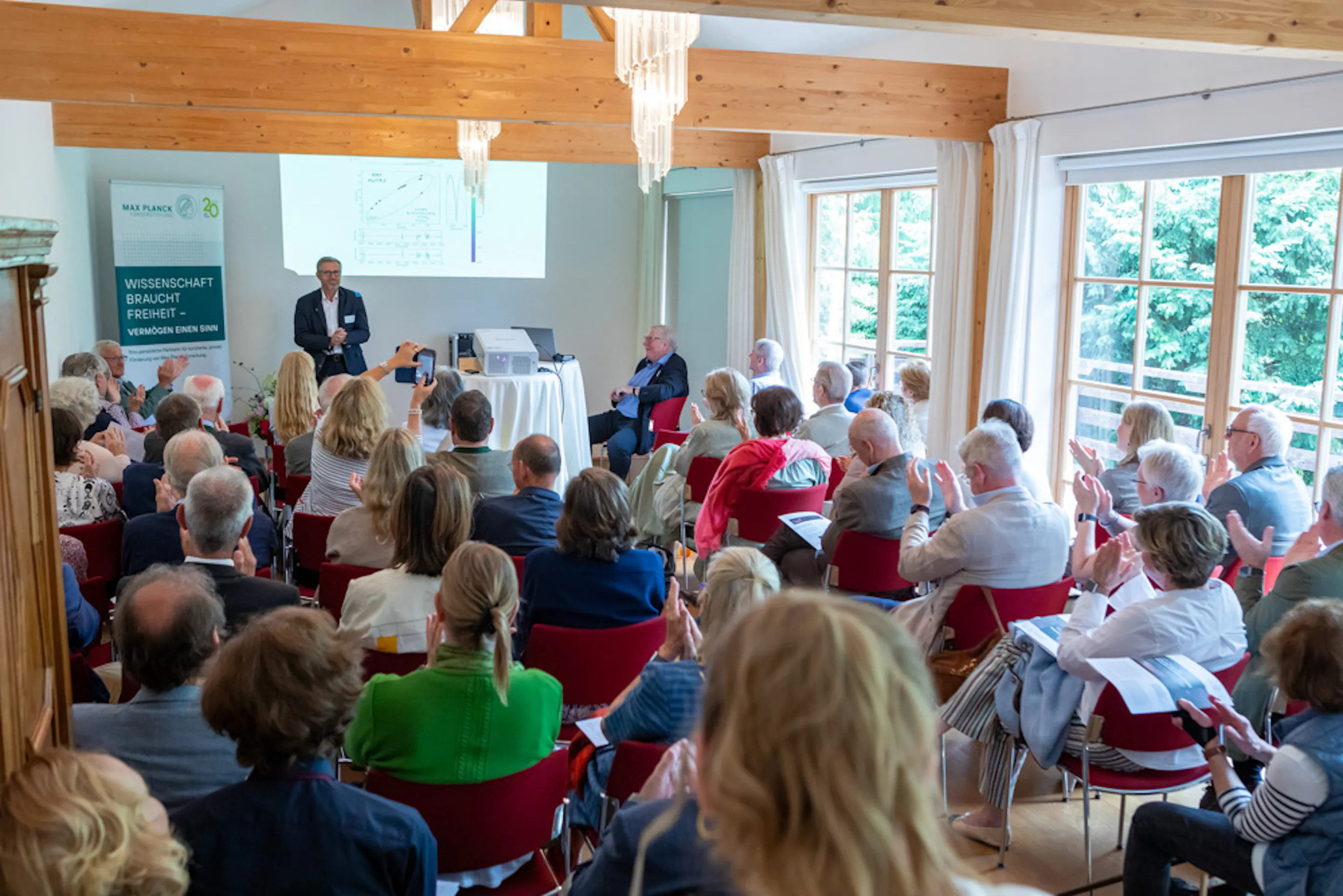 Vorstand Horst Goß begrüßt die Förderfamilie | ©MPF/Axel Griesch Vorstand Horst Goß begrüßt die Förderfamilie