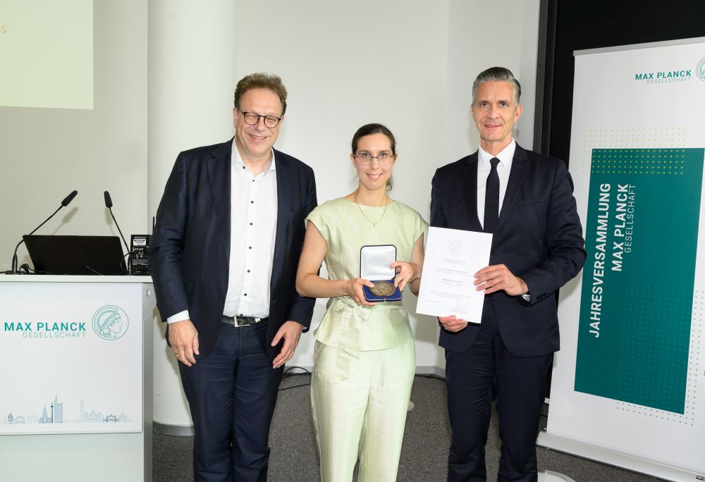 Joëlle A. M. Schroën (Mitte) bei der Übergabe der Otto-Hahn-Medaille. Links: Stefan Vogenauer, Direktor am Max-Planck-Instituts für Rechtsgeschichte und Rechtstheorie in Frankfurt, rechts: Christian Doeller, Vizepräsident der Max-Planck-Gesellschaft und Direktor am Max-Planck Institut für Kognitions- und Neurowissenschaften in Leipzig.