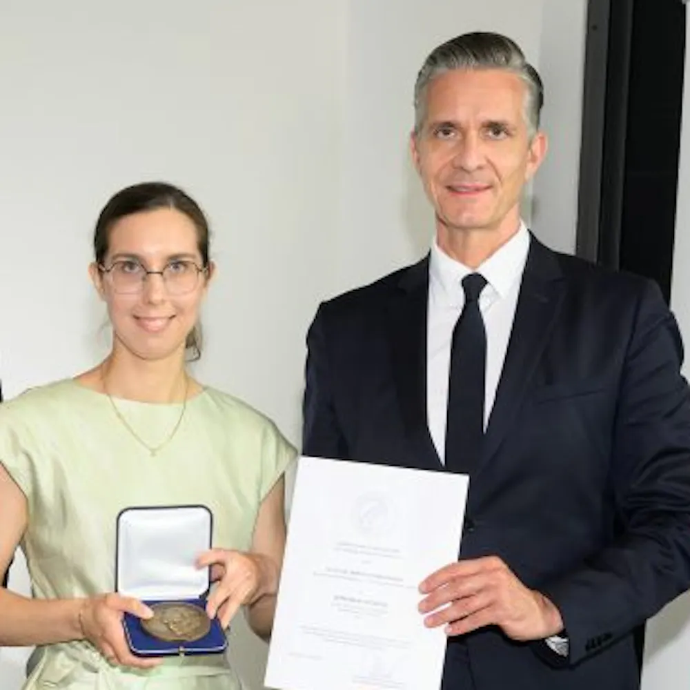 Joëlle A. M. Schroën (Mitte) bei der Übergabe der Otto-Hahn-Medaille. Links: Stefan Vogenauer, Direktor am Max-Planck-Instituts für Rechtsgeschichte und Rechtstheorie in Frankfurt, rechts: Christian Doeller, Vizepräsident der Max-Planck-Gesellschaft und Direktor am Max-Planck Institut für Kognitions- und Neurowissenschaften in Leipzig. | ©MPG/David Ausserhofer Joëlle A. M. Schroën (Mitte) bei der Übergabe der Otto-Hahn-Medaille. Links: Stefan Vogenauer, Direktor am Max-Planck-Instituts für Rechtsgeschichte und Rechtstheorie in Frankfurt, rechts: Christian Doeller, Vizepräsident der Max-Planck-Gesellschaft und Direktor am Max-Planck Institut für Kognitions- und Neurowissenschaften in Leipzig.