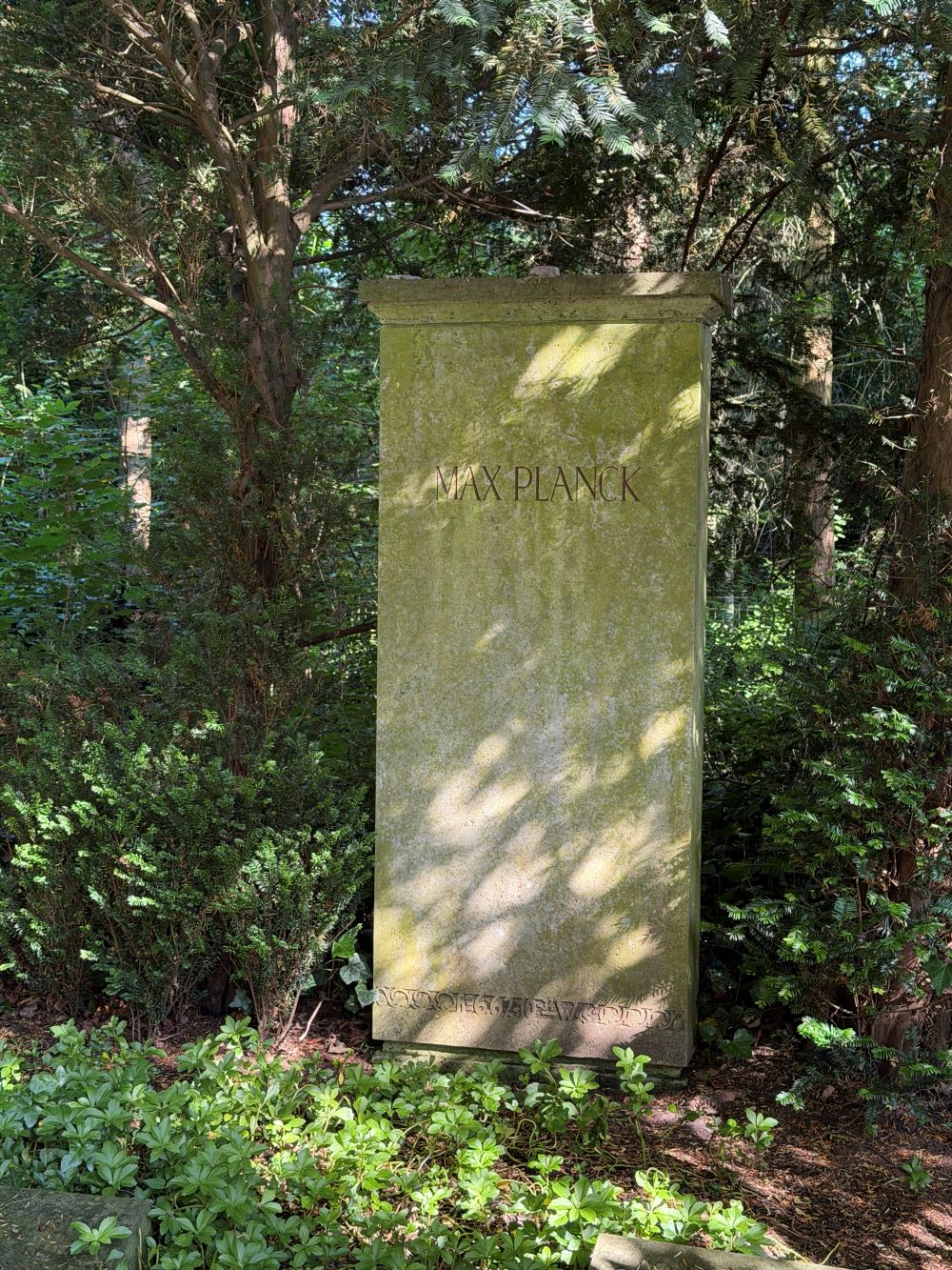 Max Planck - auf dem Stadtfriedhof von Göttingen