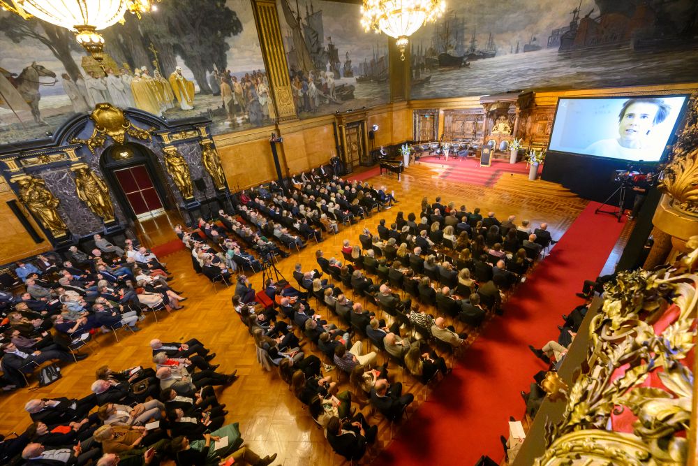 Körber-Preisverleihung, Saal mit Sara Wickström auf der Leinwand