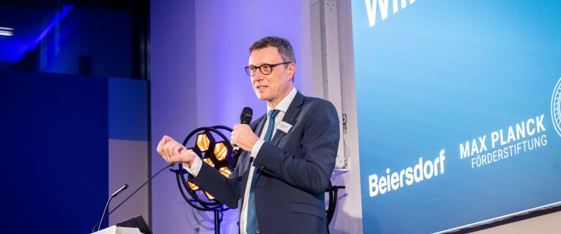 MPG-Präsident Patrick Cramer beim Podiumsgespräch | ©Beiersdorf AG/Tom Menz MPG-Präsident Patrick Cramer beim Podiumsgespräch