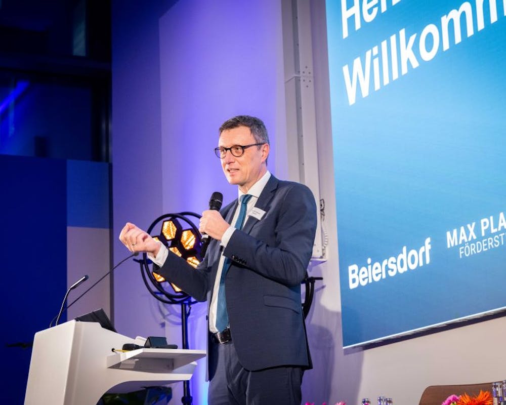 MPG-Präsident Patrick Cramer beim Podiumsgespräch | ©Beiersdorf AG/Tom Menz MPG-Präsident Patrick Cramer beim Podiumsgespräch