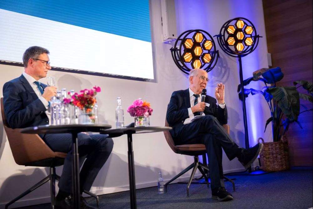 MPG-Präsident Patrick Cramer und Reinhard Pöllath bei der Podiumsdiskussion.