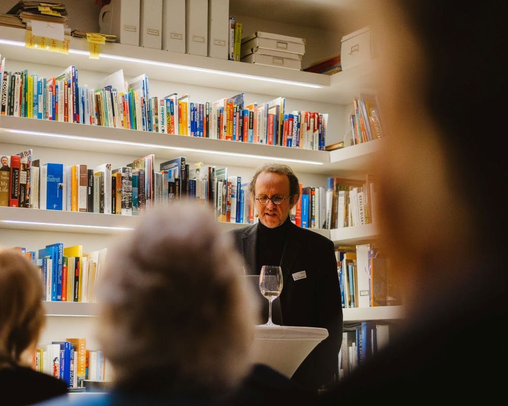 Prof. Schölkopf hält einen Vortrag beim MAX.P-Salon 13. | ©MAX.P/Curtis Spahl Prof. Schölkopf hält einen Vortrag beim MAX.P-Salon 13.