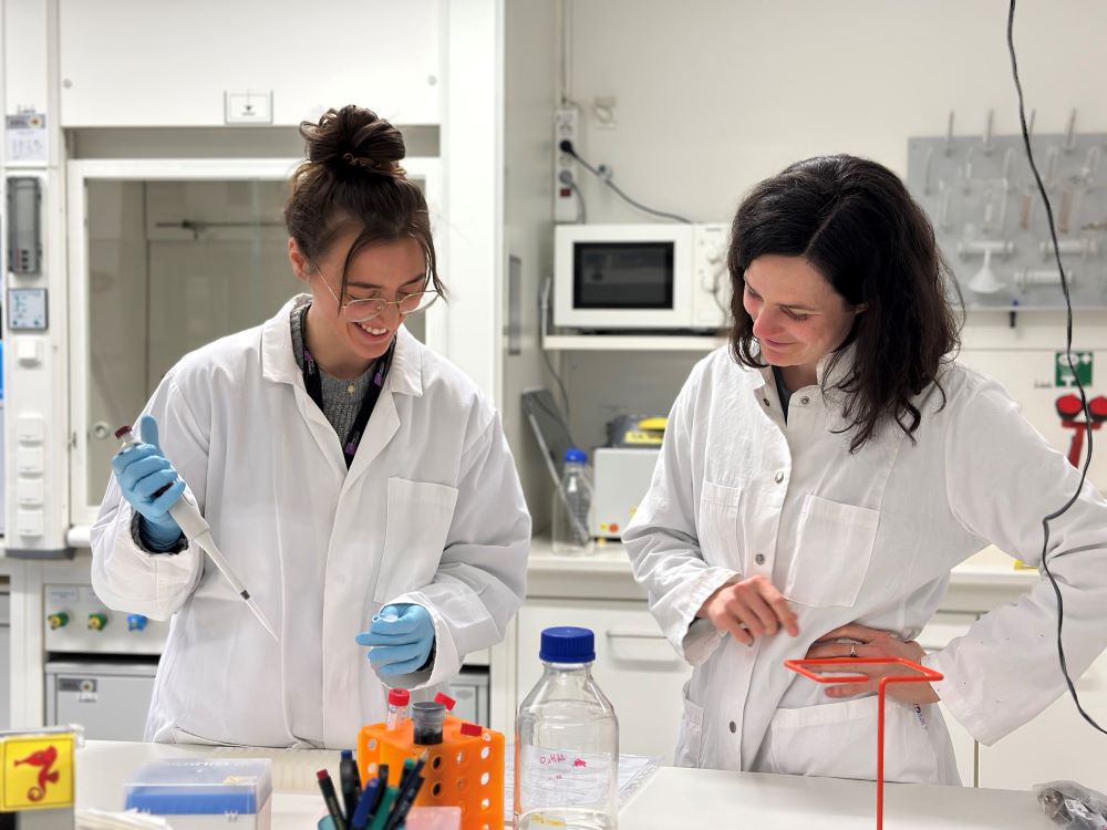 Doktorandin Maxine Sokolowski und Vanessa Stempel, Forschungsgruppenleiterin am MPI für Hirnforschung.