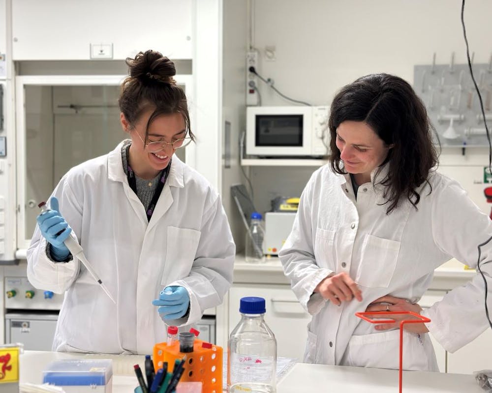 Doktorandin Maxine Sokolowski und Vanessa Stempel, Forschungsgruppenleiterin am MPI für Hirnforschung. | ©MPI für Hirnforschung/I. Epstein Doktorandin Maxine Sokolowski und Vanessa Stempel, Forschungsgruppenleiterin am MPI für Hirnforschung.