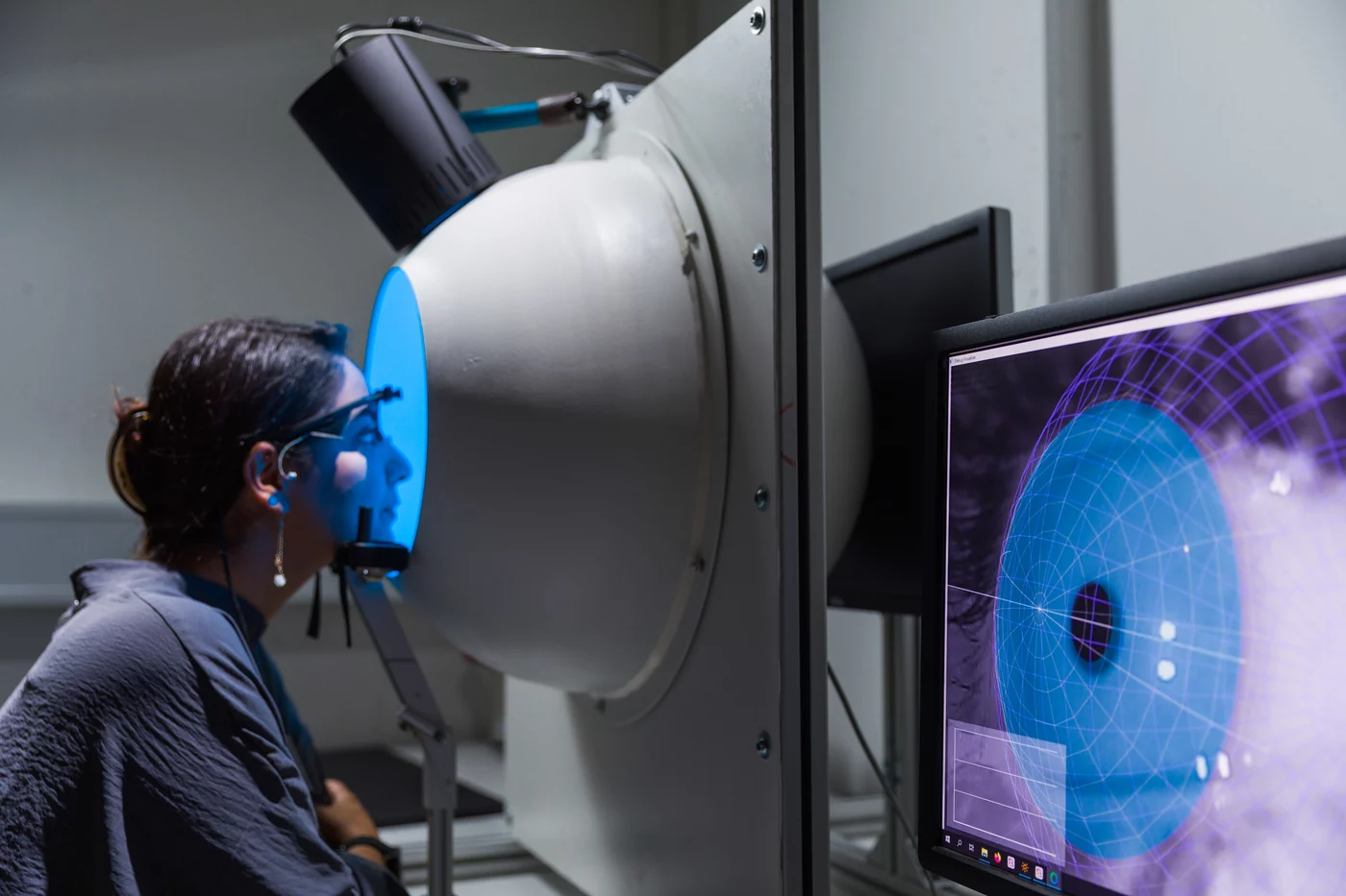 Wissenschaftlerin erforscht die Auswirkungen von blauem Licht.