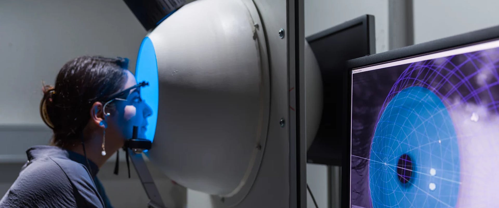 Forschende erforschen die Auswirkungen von blauem Licht. | ©Jörg Abendroth Forschende erforschen die Auswirkungen von blauem Licht.