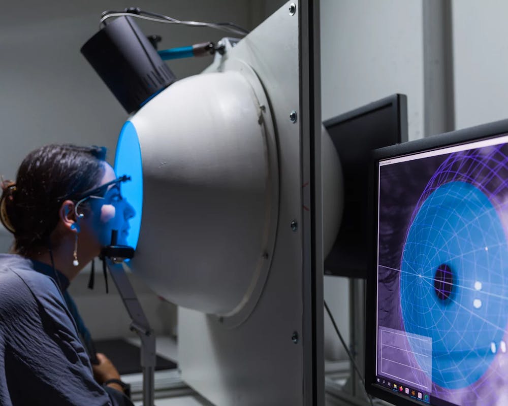 Forschende erforschen die Auswirkungen von blauem Licht. | ©Jörg Abendroth Wissenschaftlerin erforscht die Auswirkungen von blauem Licht.