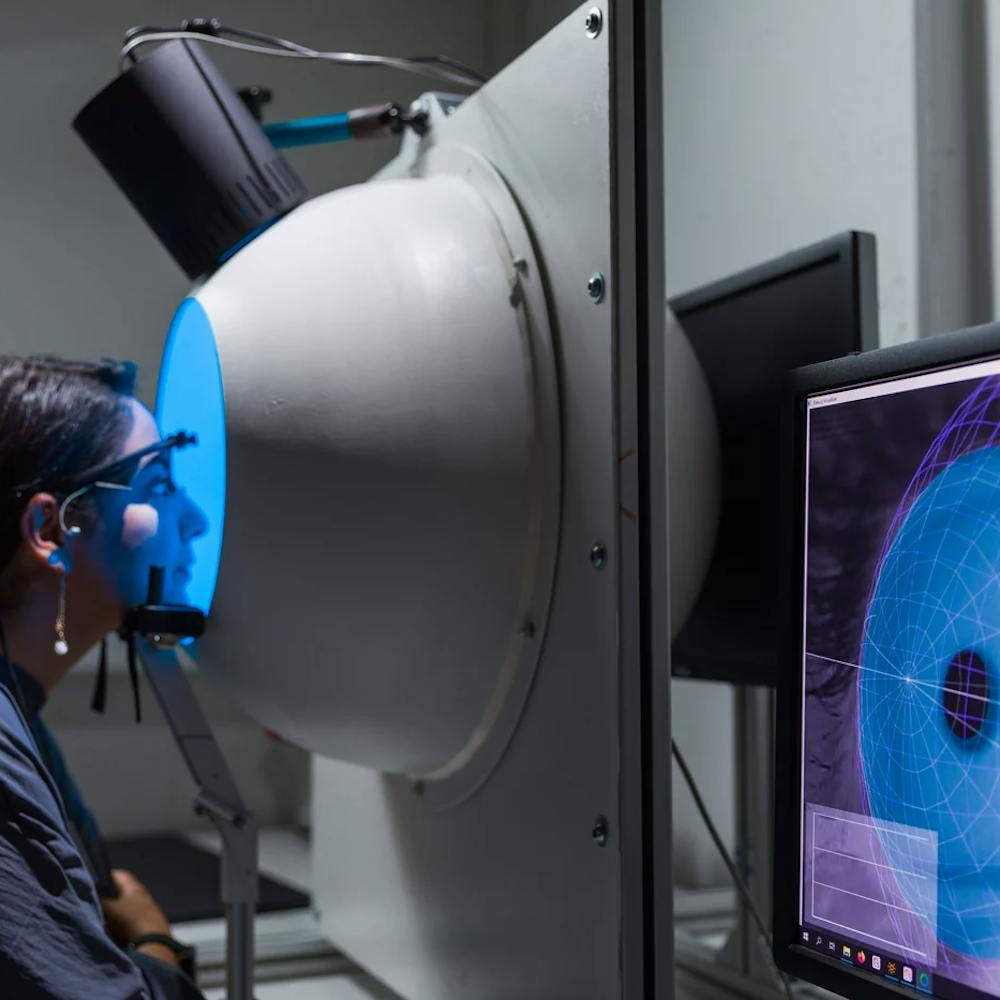 Wissenschaftler und Wissenschaftlerinnen erforschen die Auswirkungen von blauem Licht. | ©MPI für biologische Kybernetik/Jörg Abendroth Wissenschaftler und Wissenschaftlerinnen erforschen die Auswirkungen von blauem Licht.