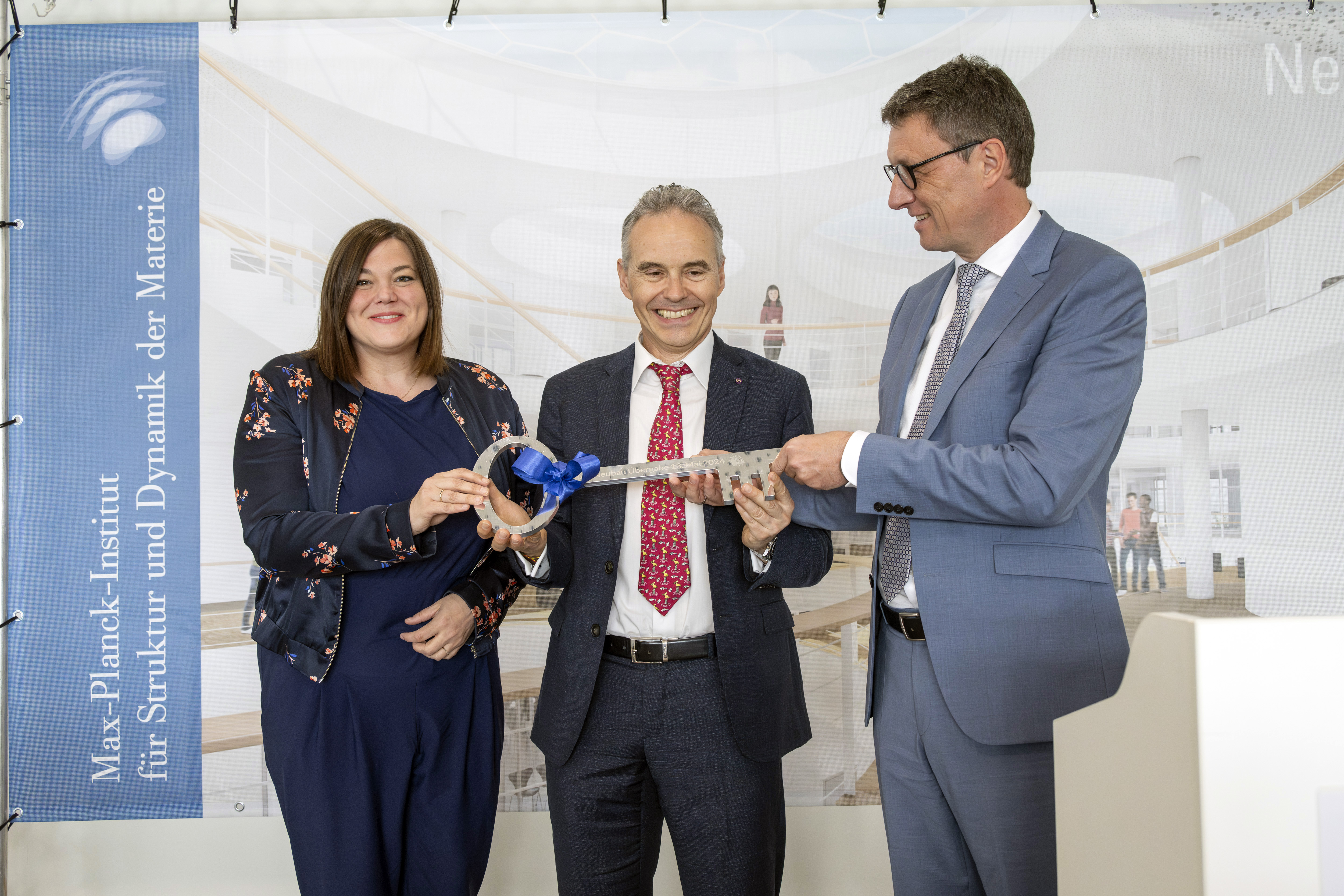 MPG-Präsident Patrick Cramer übergibt den Neubau der MPI für Struktur und Dynamik der Materie