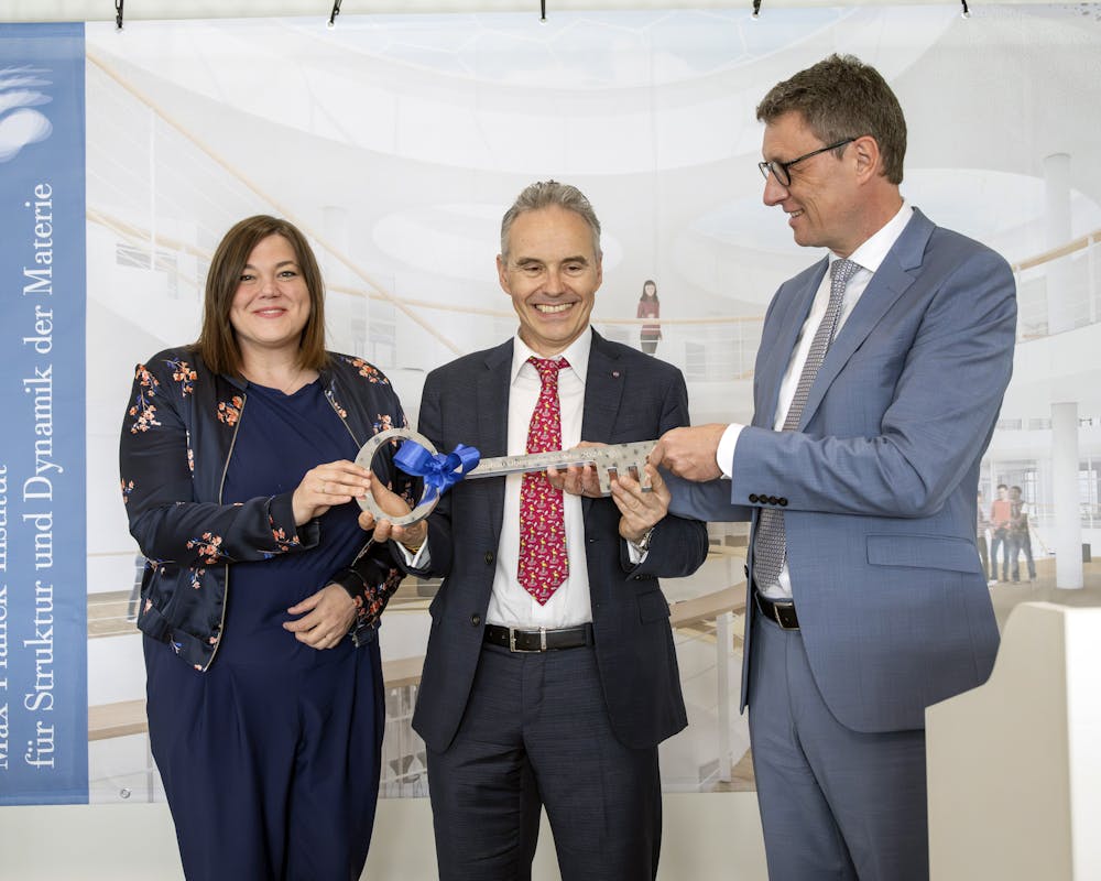 MPG-Präsident Patrick Cramer übergibt den Neubau der MPI für Struktur und Dynamik der Materie | ©MPSD/Julia Knop MPG-Präsident Patrick Cramer übergibt den Neubau der MPI für Struktur und Dynamik der Materie