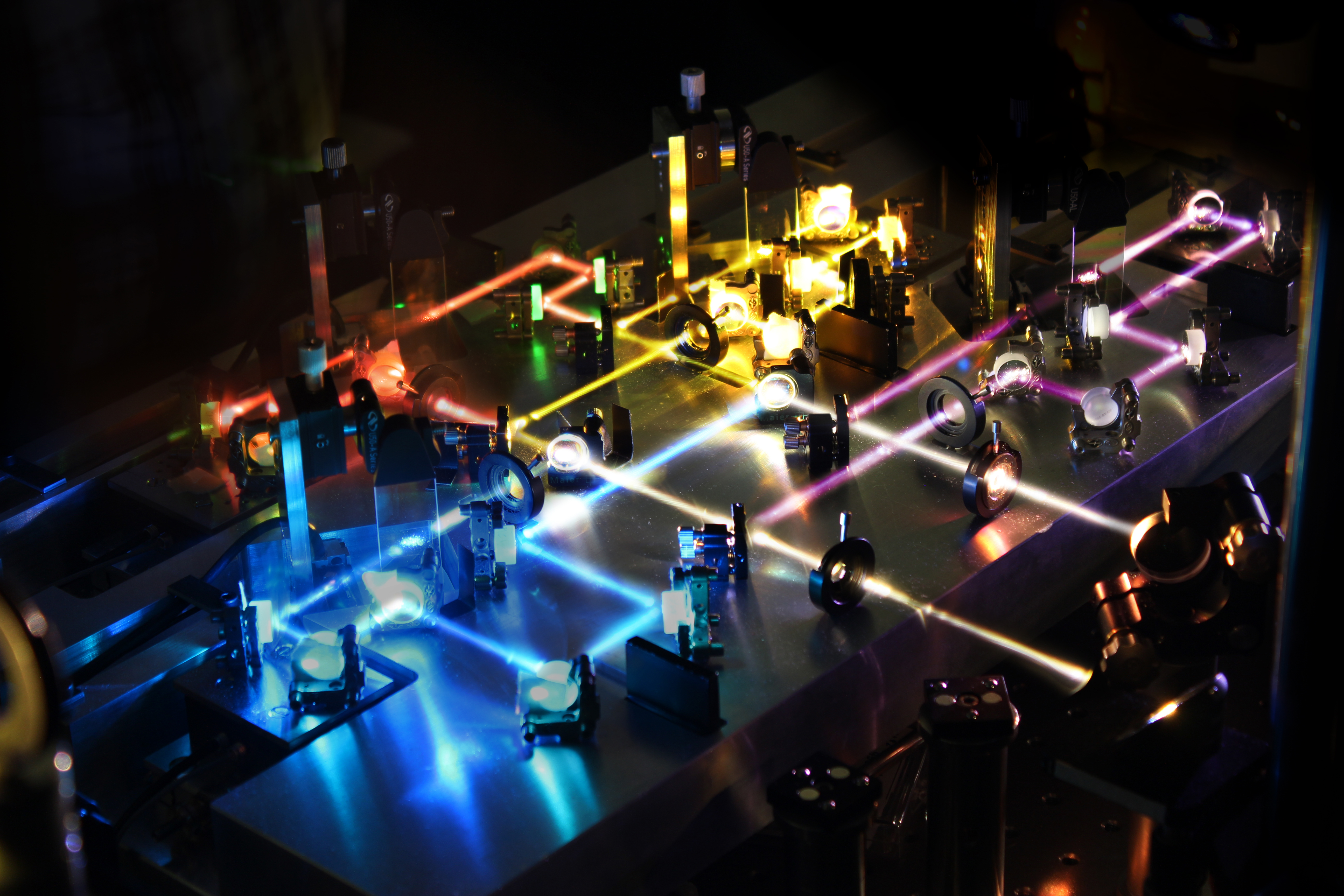 Prototyp des neuen Ultrakurzpulslasers am LEX.