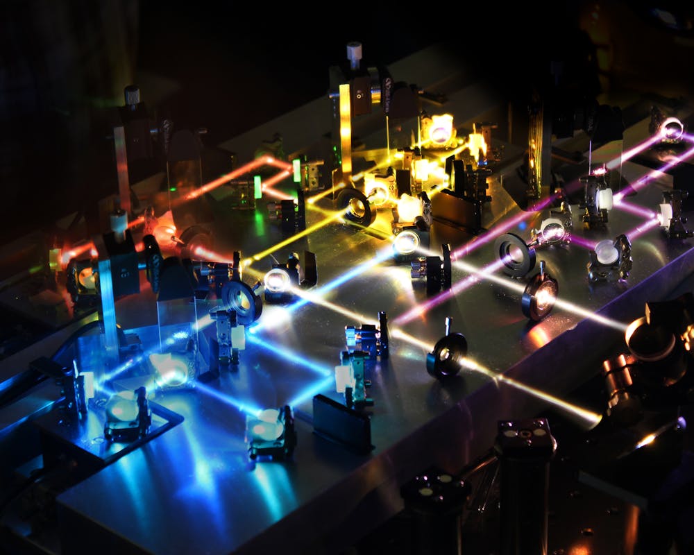 Prototyp des neuen Ultrakurzpulslasers am LEX. | ©MPI für Quantenoptik Prototyp des neuen Ultrakurzpulslasers am LEX.