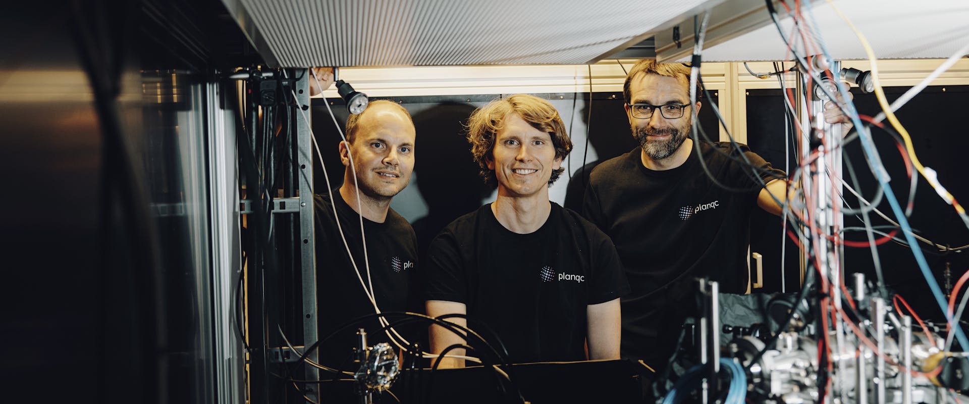 Mitbegründer von planqc Alexander Glätzle, Johannes Zeiher und Sebastian Blatt. | ©Dirk Bruniecki/planqc GmbH Mitbegründer von planqc Alexander Glätzle, Johannes Zeiher und Sebastian Blatt.