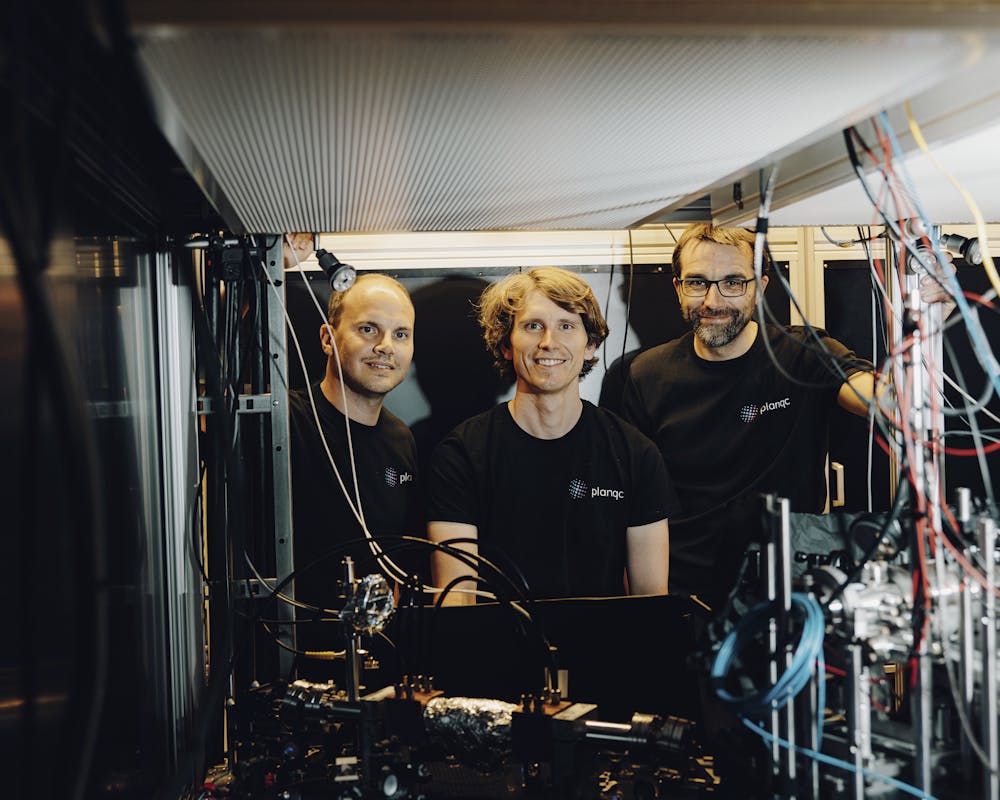 Mitbegründer von planqc Alexander Glätzle, Johannes Zeiher und Sebastian Blatt. | ©Dirk Bruniecki/planqc GmbH null