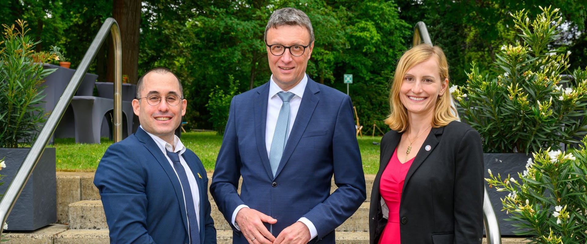 Hermann-Neuhaus-Preisträger 2024, v.l.n.r.: Oren Moscovitz, MPG-Präsident Patrick Cramer, Markéta Icha Kubánková | ©MPG/David Ausserhofer Hermann-Neuhaus-Preisträger 2024, v.l.n.r.: Oren Moscovitz, MPG-Präsident Patrick Cramer, Markéta Icha Kubánková